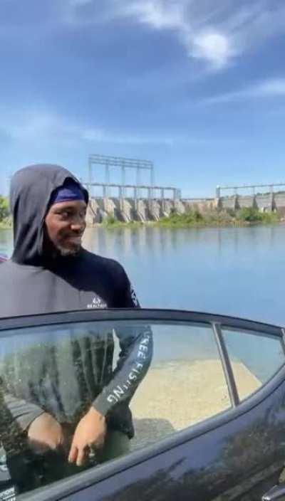 Ambatugetdressed (Dreamy unintentionally flashes viewers during his latest fishing stream)