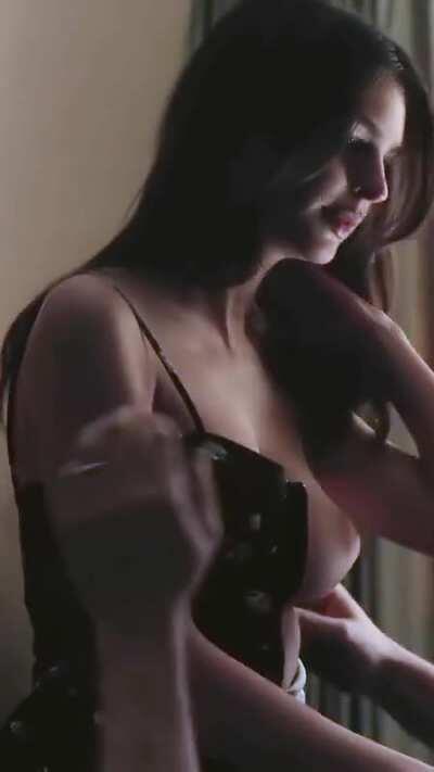 Emily Ratajkowski undressing in Gone Girl