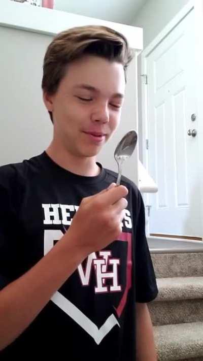 Spoon scream