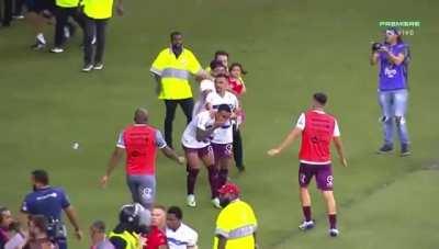 Torcedor do inter que invadiu o campo com a criança foi chutar o saco de um jogador do caxias