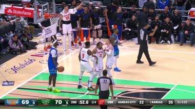 [Highlight] Randle & Brunson back-to-back high effort plays (crashing off reb & backcourt steal, and-1) to tie the game