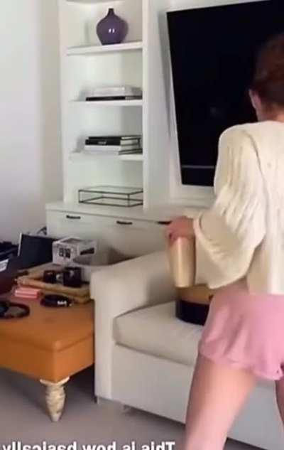 Queens bare legged buns