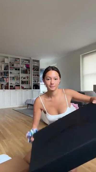Lily Chee knows how to make an unboxing worth watching... it's the jiggle factor.