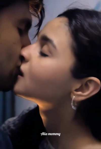 Alia bhatt hot kiss scene in gullyboy 