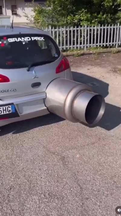 Everybody on my street loves me