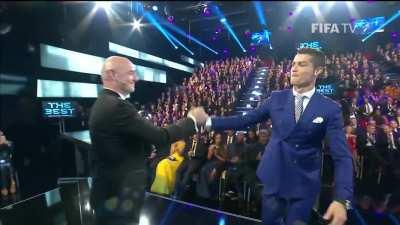 Eu no churras dos subs, após matar o Mucalol com requintes de crueldade.