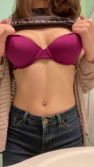 Don’t cha wish this 2002 girl was your babysitter?😜