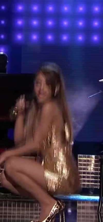 She's so gorgeous in this outfit. One of her best.