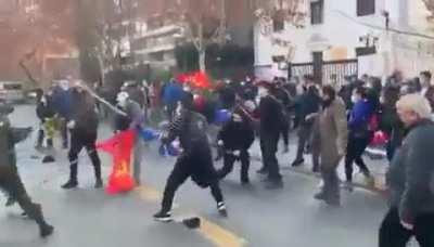 mientras tanto, en la embajada de Cuba...