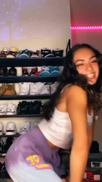 She’s so fucking hot 🤤 try not to cum: impossible