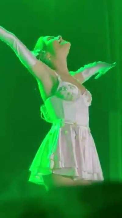 Seattle performance (she looking beautifull in that hairstyle)