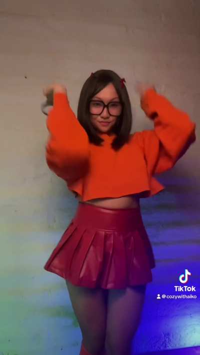Hot to go! Velma Cosplay