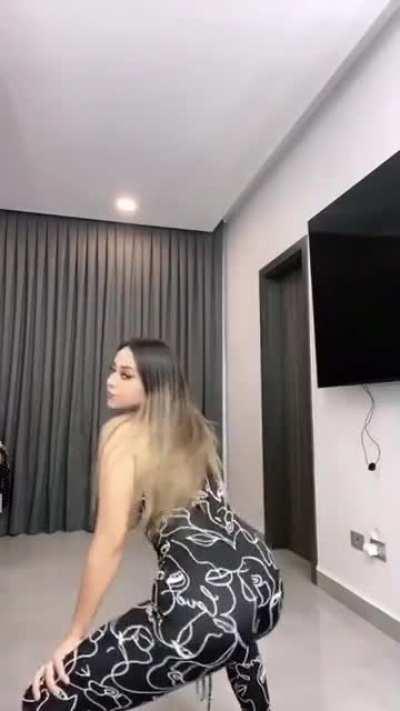 ama también esta bien puta buena 🥵