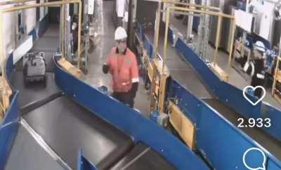 Niño se mete a la zona de traslado de equipaje en el aeropuerto de Santiago (16.11.23) (favor ignorar la música dramática)