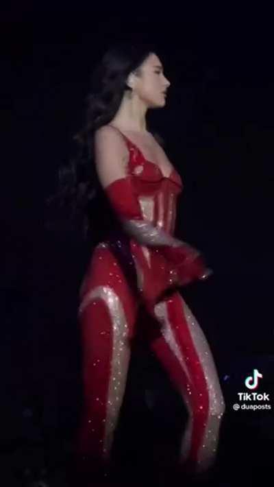 Dua Lipa just know what she does to us 🤤