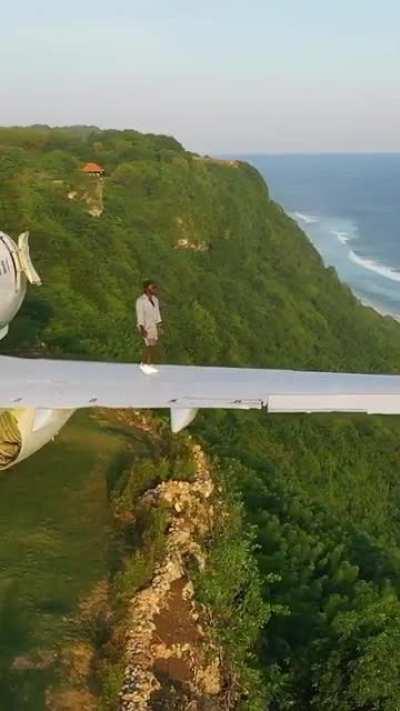 Ув.пассажиры, наш самолет совершил посадку. Температура за бортом 33°с. Командир корабля и экипаж прощались с вами задолго до посадки. Сейчас вам будет подан трап.