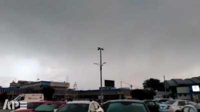 Rayos, truenos y relámpagos en Lima, Perú (No, no es normal que el clima esté así es esta zona)