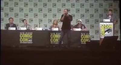 Scott Grimes sings 'Daddy's home' live