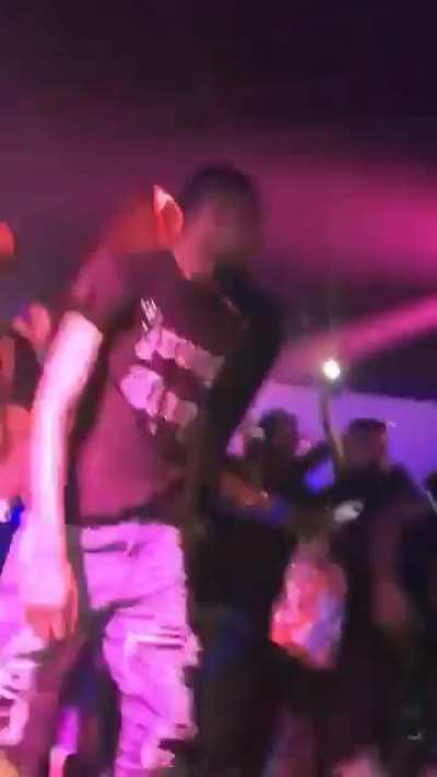 MIKE DEE GETTING VIOLATED ON STAGE AND RETALIATING WHILE POP WAS PERFORMING 😭😆😆