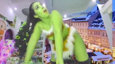 Lady Grinch cosplayer