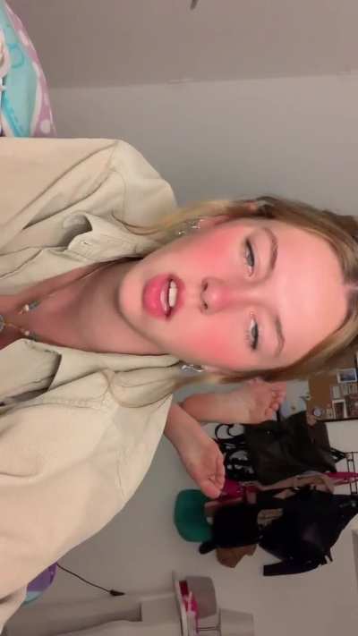 The pose @agostiinaaa17