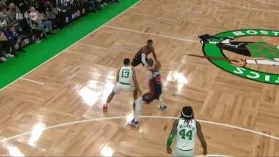 [Highlight] RJ Barrett a little wild with the lay up as he manages to hit the shot clock adjusting to Robert Williams contest