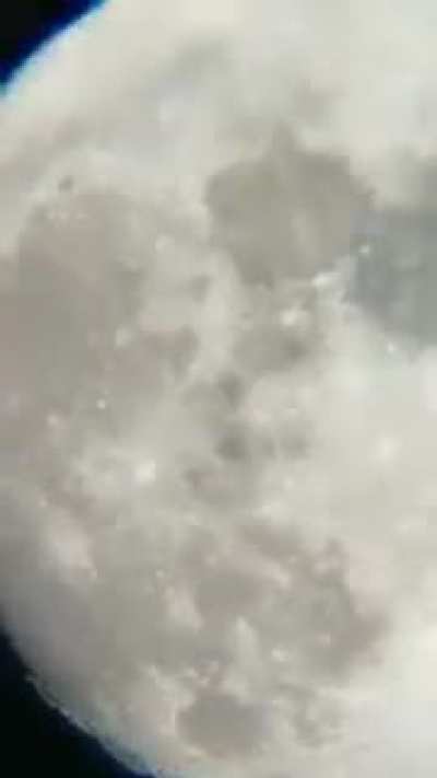 Al hacer zoom se observa que sale un objeto extraño 😳