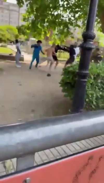 A fight in Pontevedra, Spain that ends with 3 people injured by a bladed weapon.