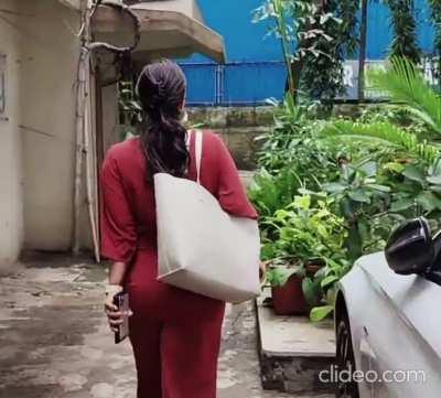 PART II ZOOMED IN- PANTY LINES OF KAJOL PANTY! Damn that ass 🍑 Kajol Milf 🤤 Kajol Devgans Big fat juicy ass and her Panty lines Visible ZOOMED IN FOOTAGE!!