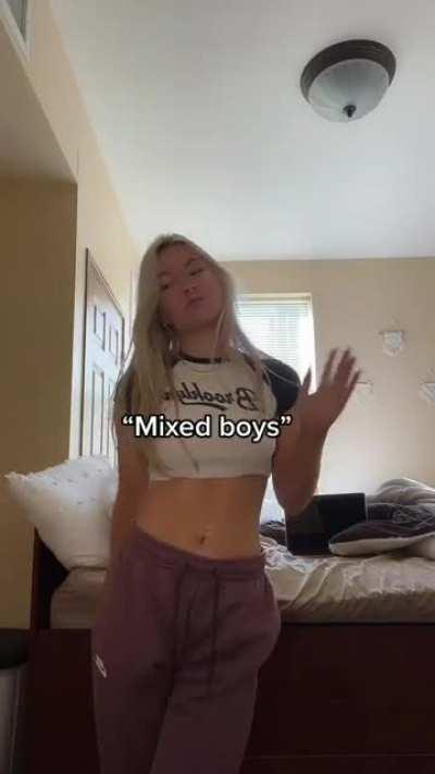 GORGEOUS Blonde👸🏼White Queen LOVES🍫