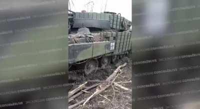 Russian soldiers posing with Leopard2a4 near Rabotino, it will be evacuated to rear soon