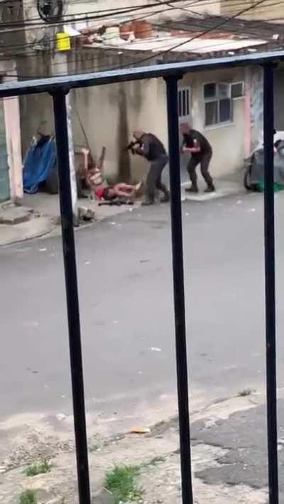 Drug dealer arrested while reloading his rifle in Rio de Janeiro, Brazil