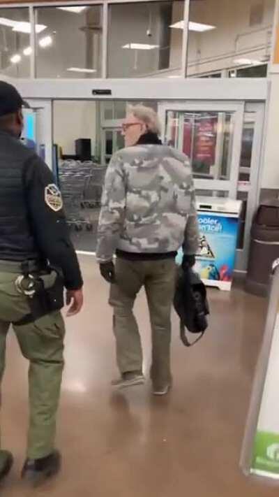 Antimasker boomer yells racist slurs at security guard in Kroger grocery store (Richmond, Virginia)