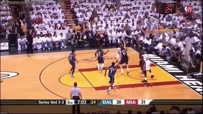 [Highlight] Dwyane Wade makes sweet love to the official on the baseline before sneaking back on for an open dunk
