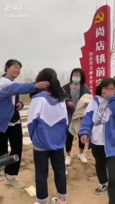 愛支病犯了，看不得小蜘蛛受苦，想給牠們來個痛快的，結束牠們悲慘的一生。