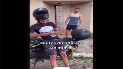 Legal mas como ele conseguiu o celular