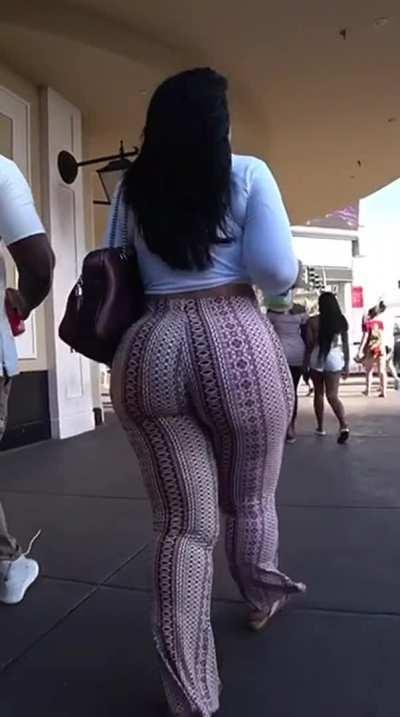 Thick ass in Leggings