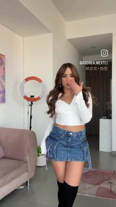 con ese culo para ponerla en 4 como la perra que es