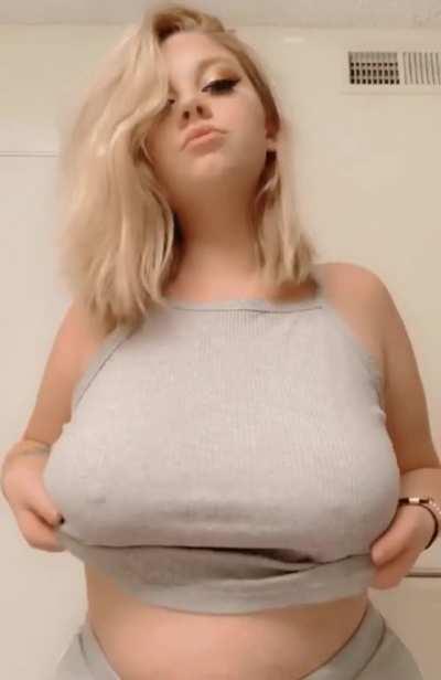 My Onlyfans is having a 35% off sale! Only $6.50 right now! Go subsubscribe while you still can 😋