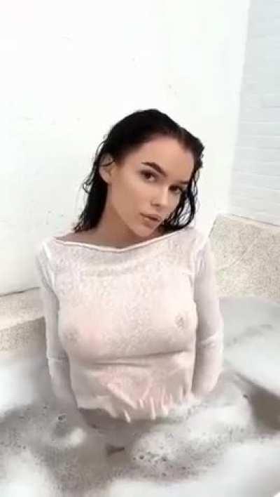 I got my T-shirt wet 💦. I need to take it off and dry it🍒