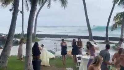Massive waves wipe out wedding in Hawaii