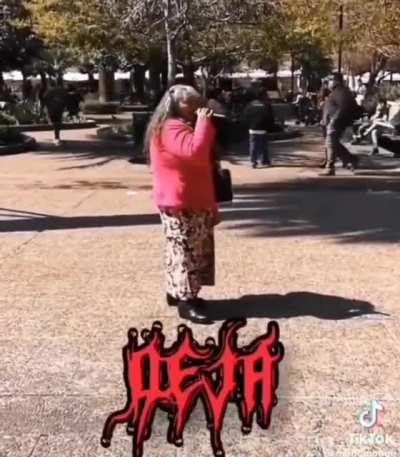 La predicadora metalera es lo mejor