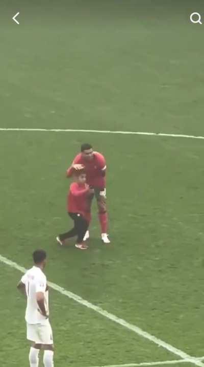 C. Ronaldo is happy to make a pic with a little fan on pitch
