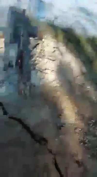 Un grupo de amigos preparaba el fuego para el asado en Santa Fe a la vera del Río Paraná, cuando de repente se abrió la tierra y hubo un derrumbe. Quedó filmado.