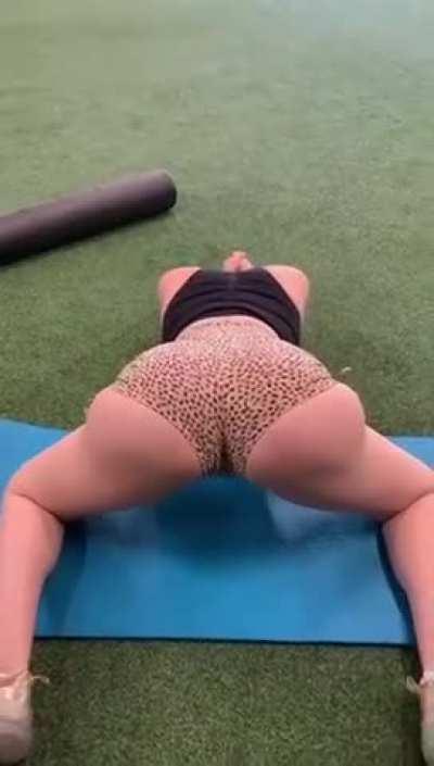 Distracting all the guys at the gym with my fake ass [oc]
