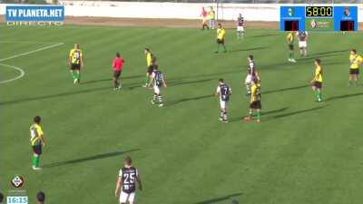 Ricardão Santos, jogador do SC Lourinhanense, expulso por assoar-se para cima do jogador do Caldas SC. [Cartão vermelho]