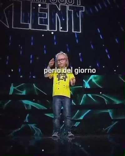 mi scusi bambino ma cosa fa con quella mano??