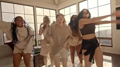 Smita x Billie Eilish