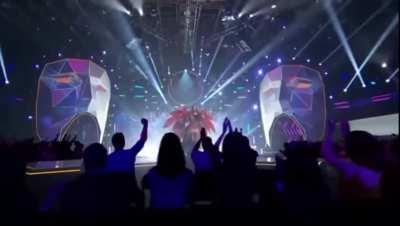 Seraflop ulting the enemy team like