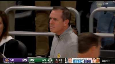 [Highlight] Middleton leans into THT to bait the foul and gets the call